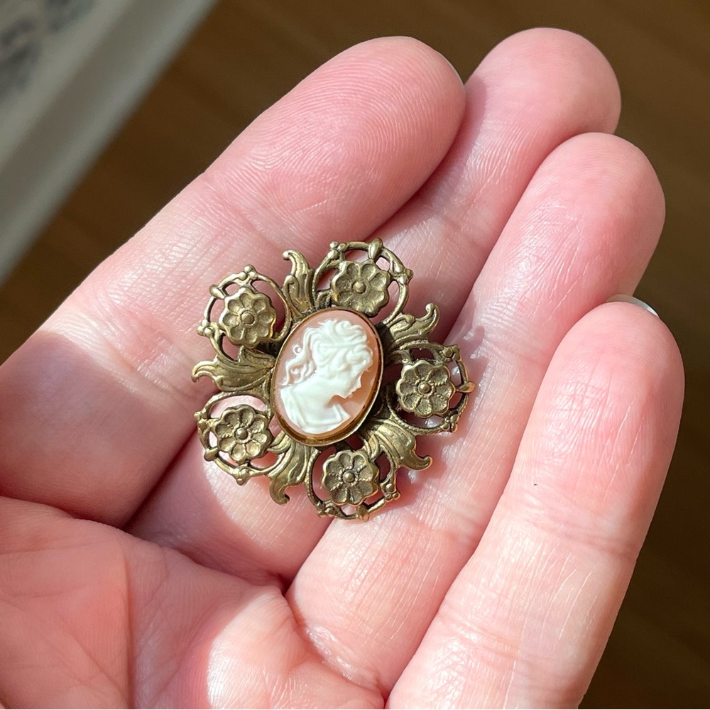 Vintage/antique cameo brooch pin goldtone floral setting romantic cottagecore - Picture 9 of 11